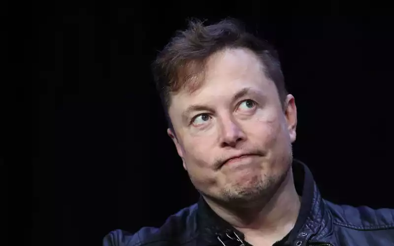 Elon Musk buys Twitter again.