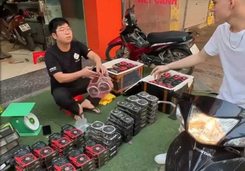 Vietnam's "VGA King" sells graphics cards on the street