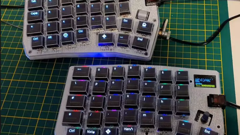 This modder has made the coolest keyboard ever by attaching tiny OLED screens to the keycaps.