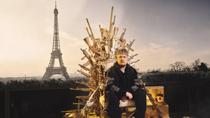 French counter-strike team re-signs French star and celebrates by putting him on a golden turret in front of the Eiffel Tower.