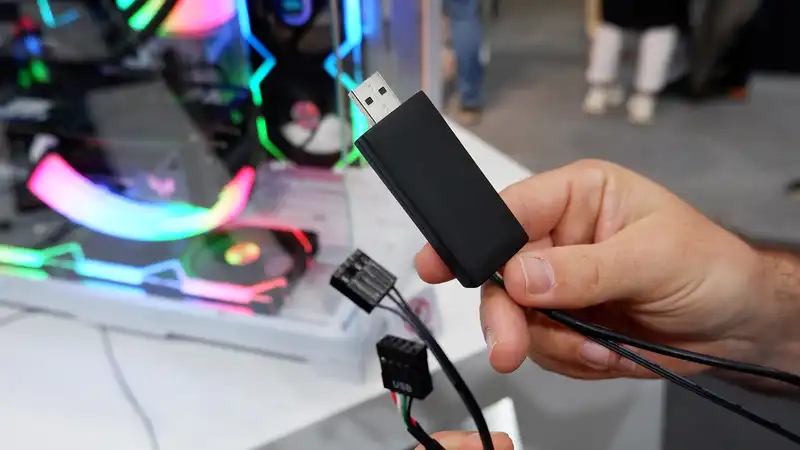 Ditch the pesky controllers and cables in your pc with Lian Li's Wireless RGB Dongle